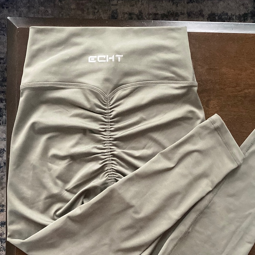 SOLD—ECHT scrunch bum leggings